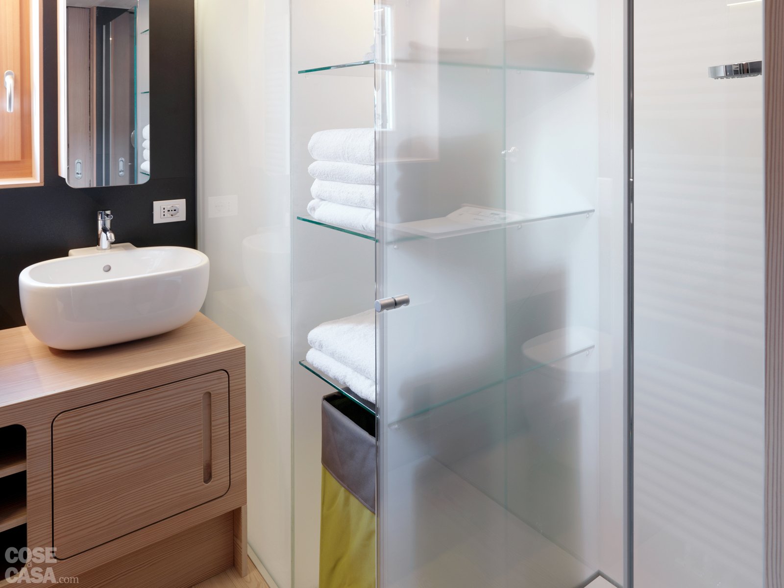 Bagno con vasca sotto finestra: bagni moderni. works sintesibagno ...