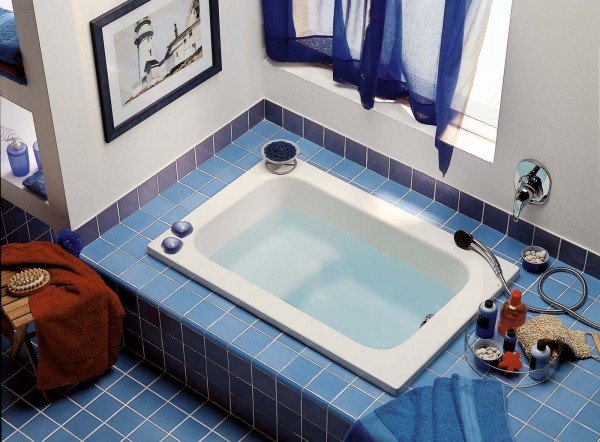 È in acrilico la vasca da incasso Simiramis di Ceramica Dolomite. Ha sedile rettangolare e con fondo disegno antisdrucciolo. Misura L 105 x P 70 x H 43,5 cm. Prezzo 188,76 euro. www.ceramicadolomite.it