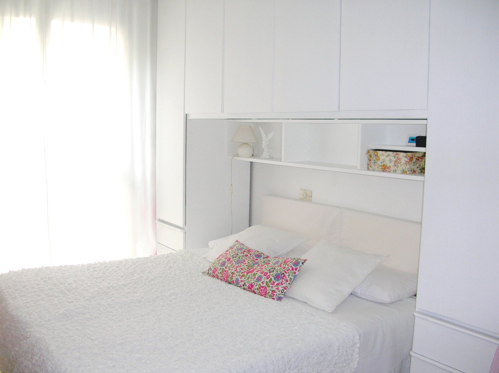 La camera da letto si fa nuova con un tocco di bianco cose di casa Dipingere vecchio armadio