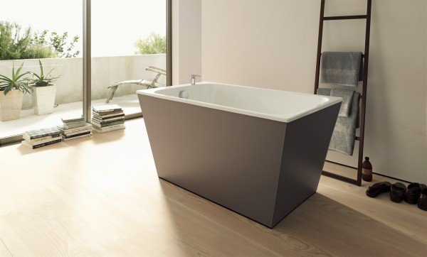 Onto di Duravit è la vasca freestanding dalla forma a tinozza. Realizzata in acrilico, è stata disegnata da Matteo Thun. Misura L 140 x P 80 x H 58,5 cm. Prezzo del guscio acrilico da incasso 721 euro. www.duravit.it