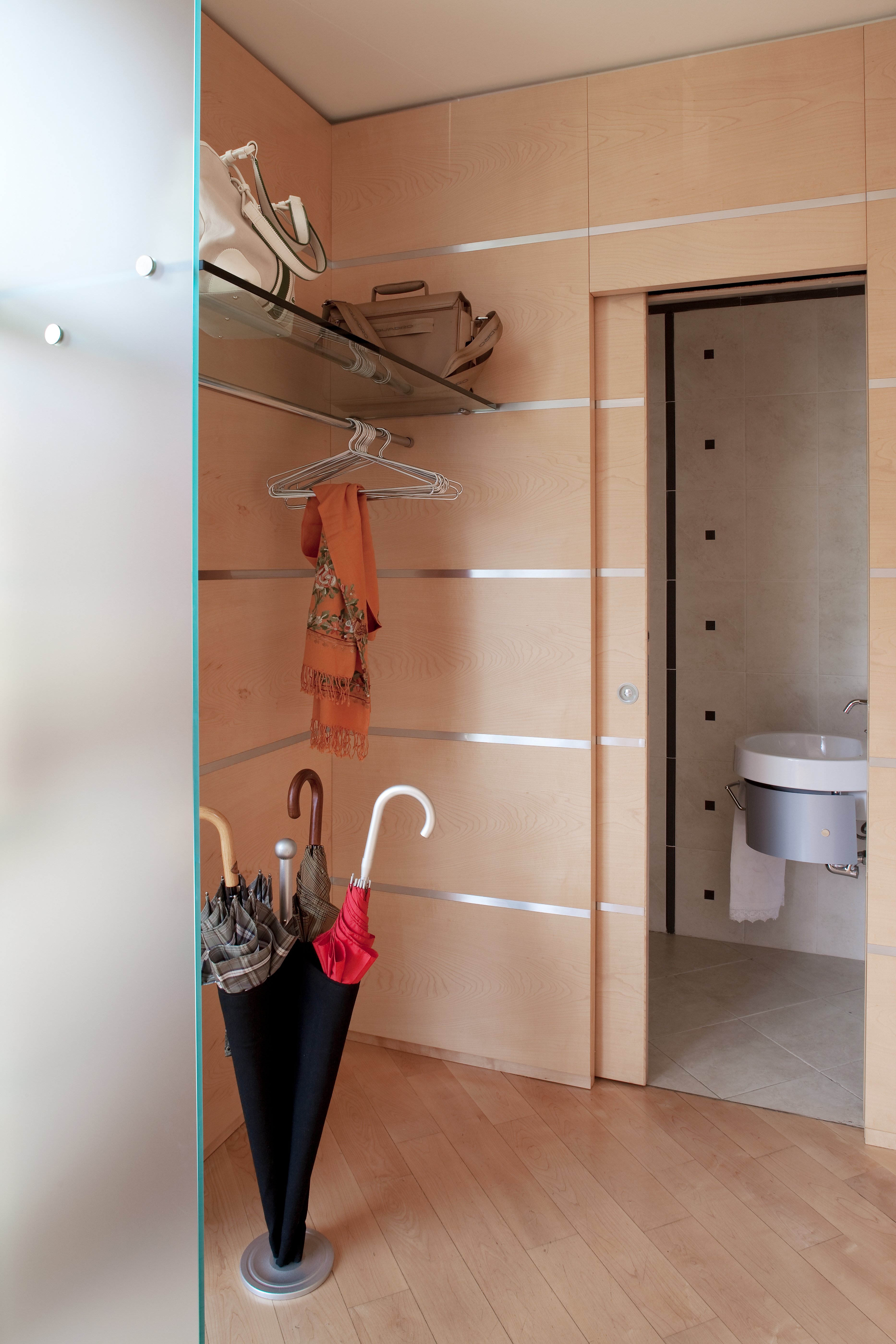 Una casa con soluzioni che moltiplicano la luce cose di casa Separè in legno