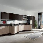 La cucina Penelope di Aran nella caratteristica composizione a farfalla, “rompe le righe” componendosi in diverse profondità che permettono di sfruttare al meglio i vani contenitori, proponendo contemporaneamente a prezzi contenuti un vero e proprio arredo di design all’avanguardia, declinato in 123 finiture diverse tra colori a tinta unita, legni e fantasie.
