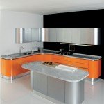 Volare, nella versione a L + isola, è una composizione di Aran in laccato lucido spazzolato RAL 2003 arancio pastello e laccato acciaio.Finiture: laccato opaco, laccato lucido, legno opaco, legno lucido, yellow pine, metallizzato e vetro; i colori moderni si accendono, per esempio, nell’arancio che a sorpresa si abbina al top in marmo di Carrara; la gola curva per base e pensile ad angolo armoniosamente segue quella dell’isola, anch’essa marmorea e dotata di zona di preparazione e gocciolatoio.