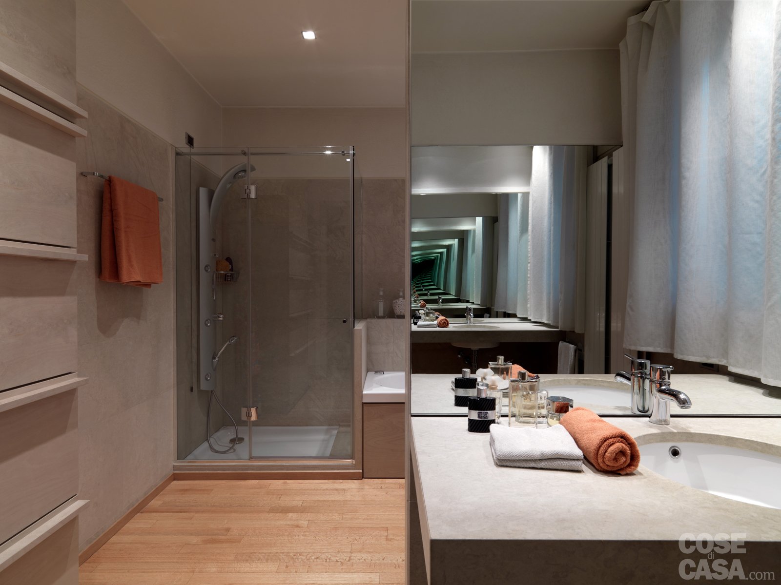 Una casa arredata con pezzi di design e finiture di tendenza ... Bagni con mensoloni
