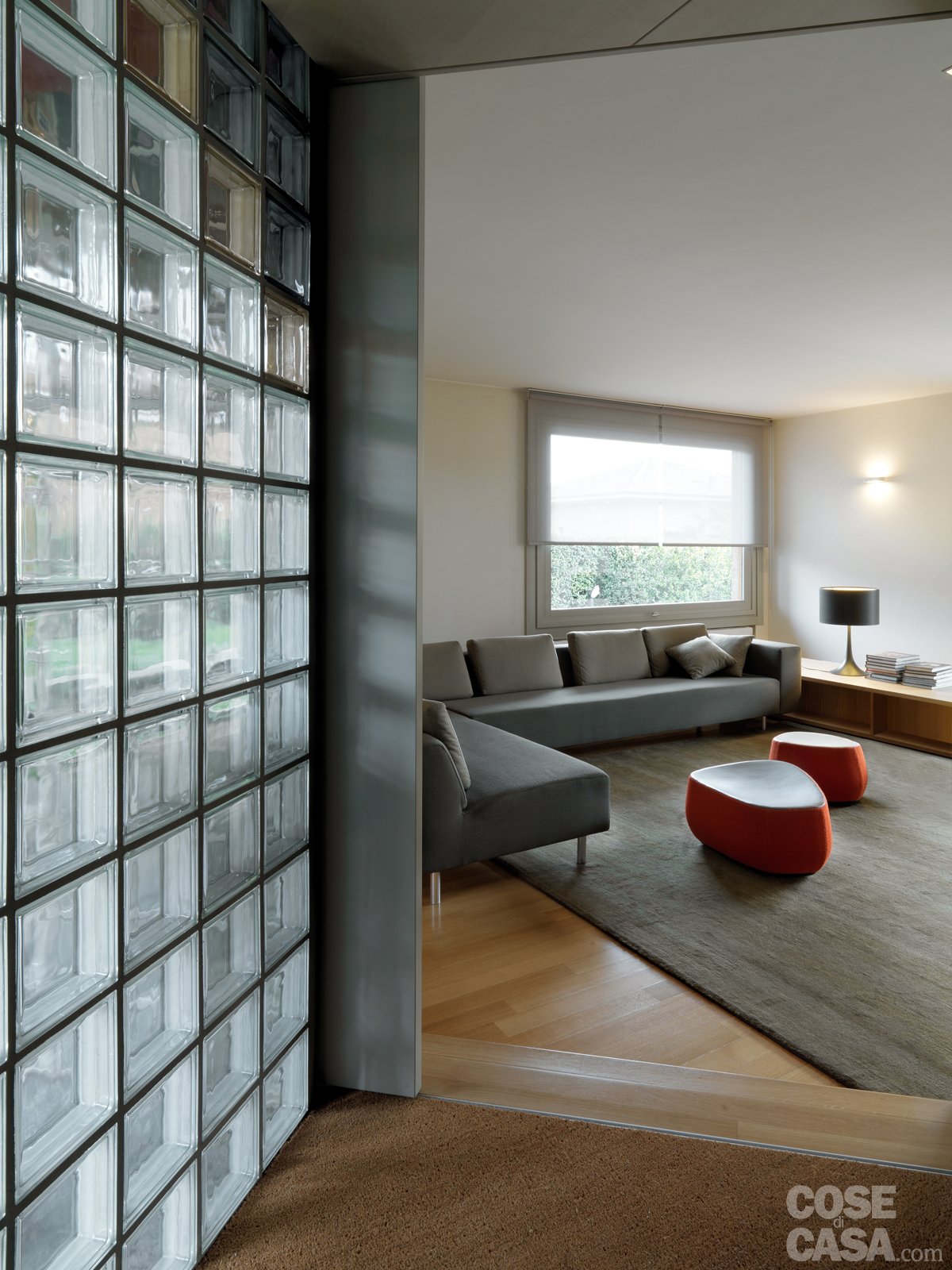 Una casa arredata con pezzi di design e finiture di tendenza ...