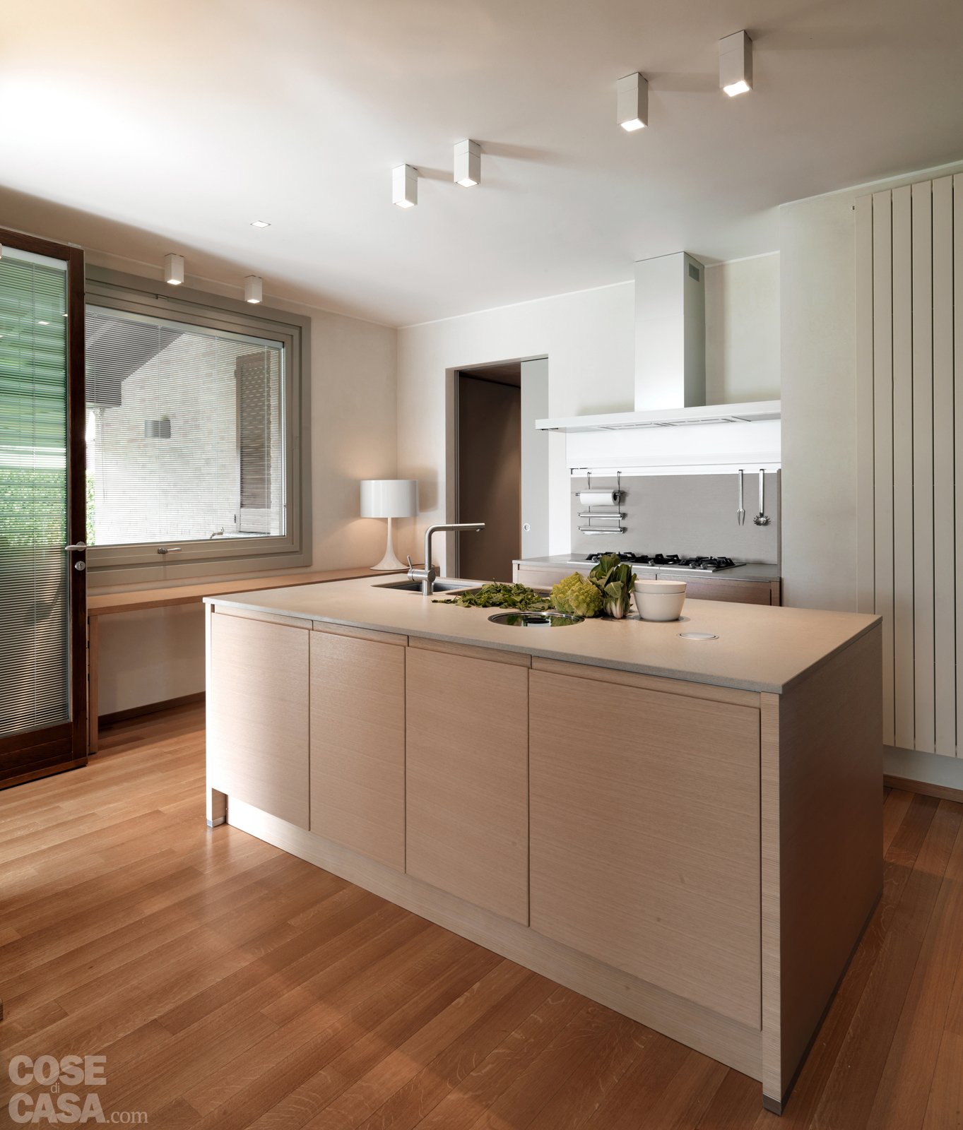 Una casa arredata con pezzi di design e finiture di tendenza ...