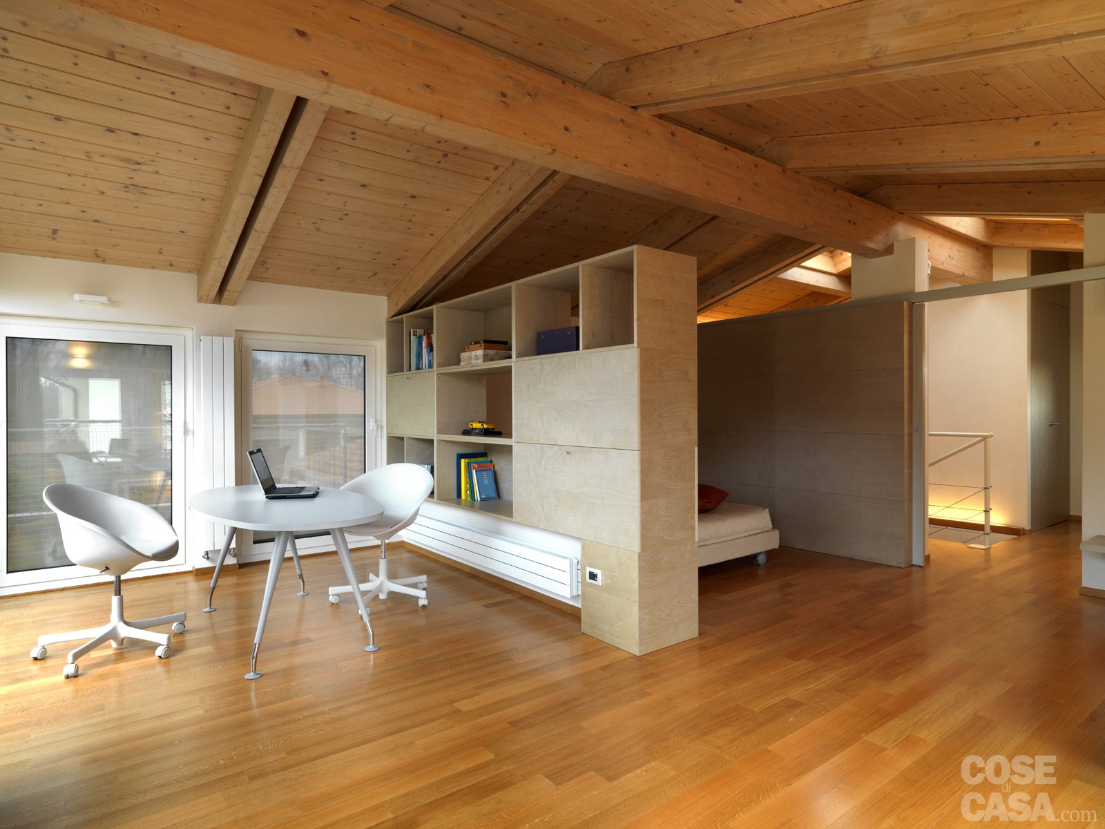 Una casa arredata con pezzi di design e finiture di tendenza ...