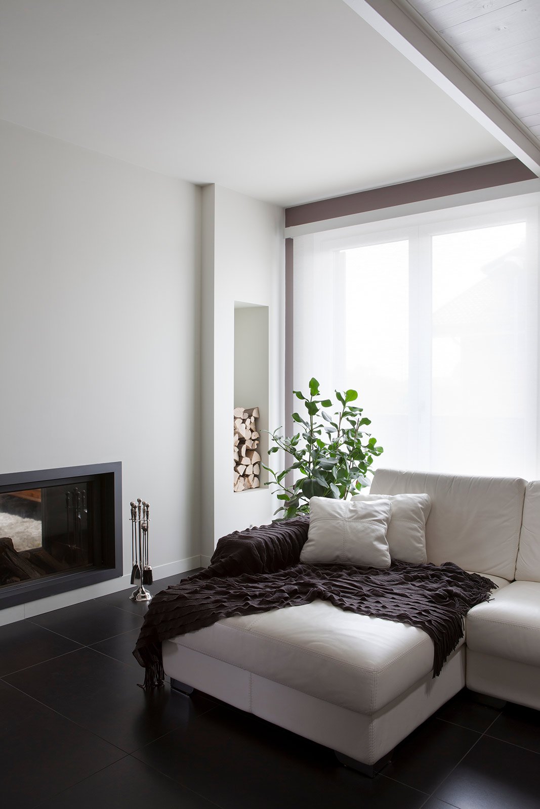 Bianco, grigio, nero per la casa di gusto contemporaneo cose di casa Disegno Bifacciale camino