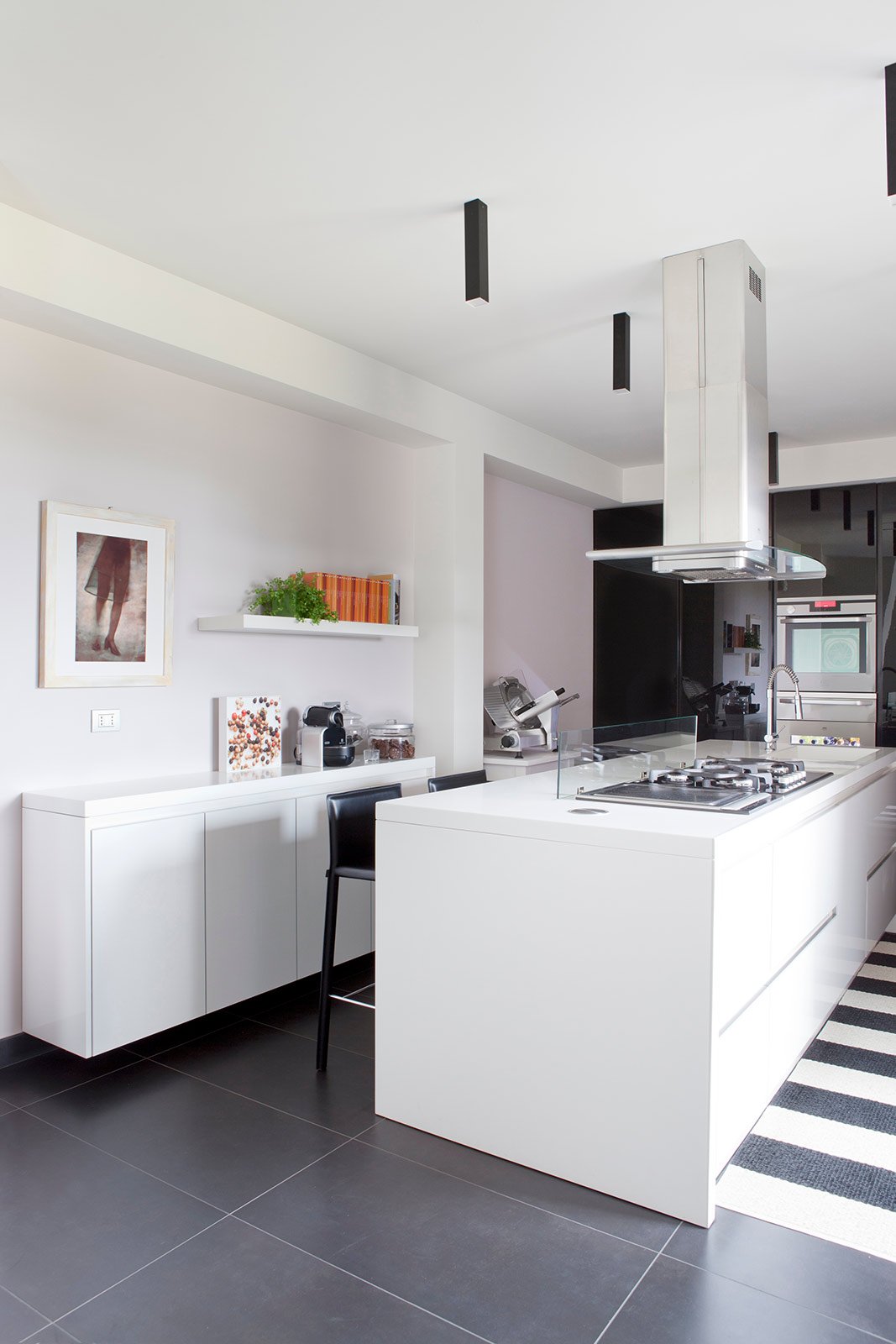 Bianco, grigio, nero per la casa di gusto contemporaneo cose di casa Pitturazione di sala da pranzo con riquadro particolari