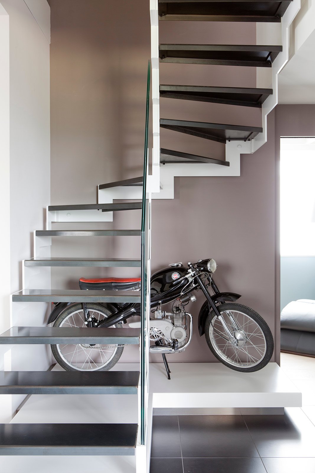 Bianco, grigio, nero per la casa di gusto contemporaneo cose di casa Struttura in vetro moderna