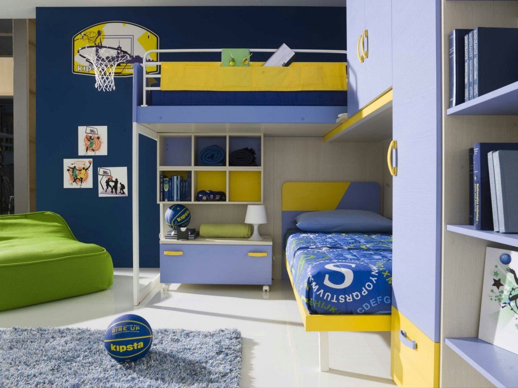 La collezione Fantasy di ZG Group si presenta con nuovi colori, nuove sensazioni, nuove combinazioni abitative per arredare in modo creativo, ottimizzando al meglio gli spazi. Colorate, accoglienti, funzionali: sono tante le possibili combinazioni previste dal programma che propone soluzioni curate nei dettagli per piacere anche ai più grandi, con particolare attenzione al tema sicurezza, tutte realizzate con materiali di alta qualità e lavorate con criteri innovativi seguendo i requisiti UNI EN 9001. La gamma cromatica prevede 8 tonalità per frontali e ante, che si accompagnano alle due finiture Rovere sbiancato e Bianco Cocco delle strutture. La composizione nell’immagine misura L 300 x P 250 x H 290 cm.  Prezzo euro 3.295 riferito alla soluzione dell’immagine escluso materassi, copriletti, sacca per protezioni. www.zggroup.com