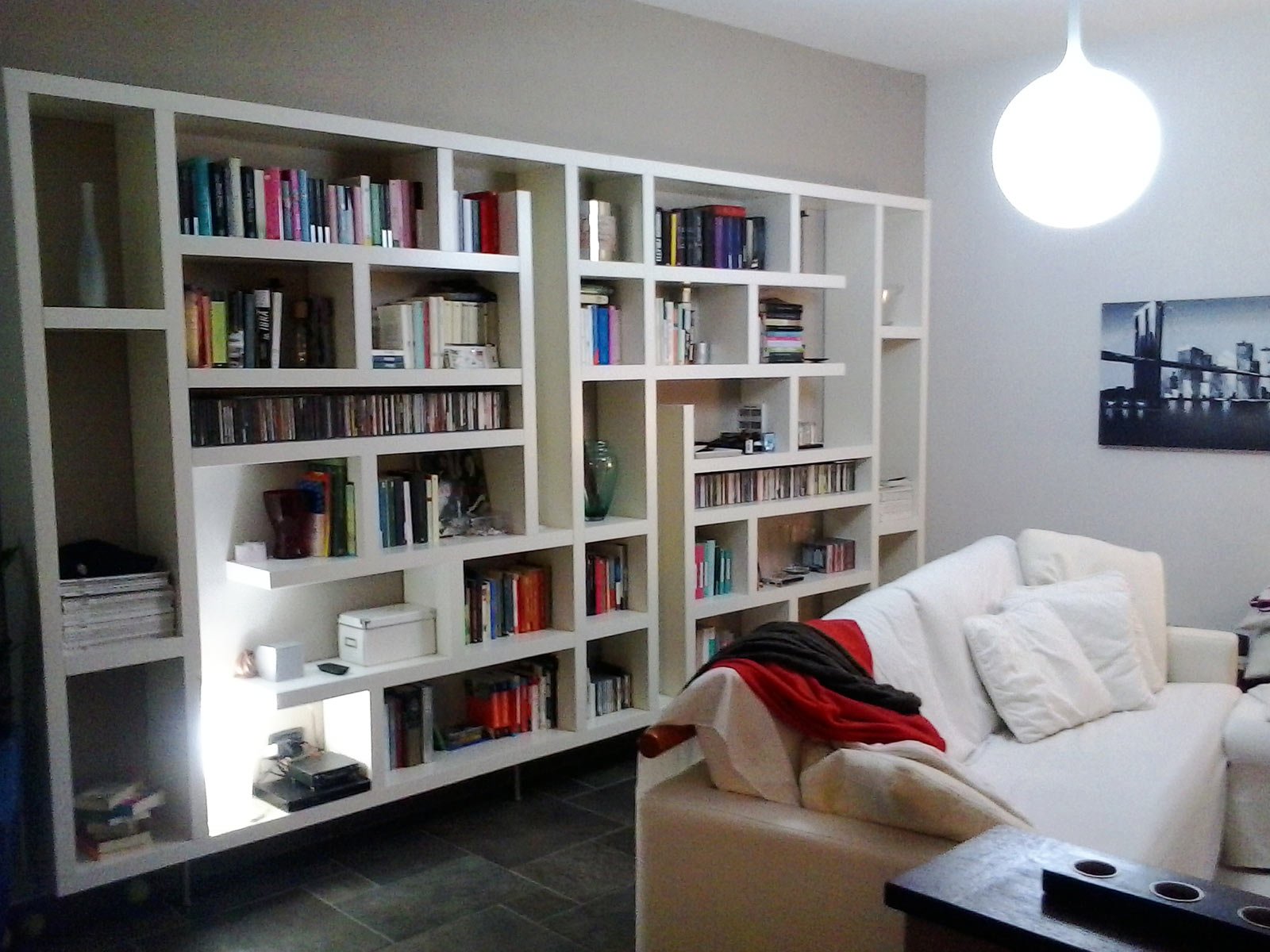 Una maxi libreria fatta di mensole orizzontali e for Libreria soggiorno design