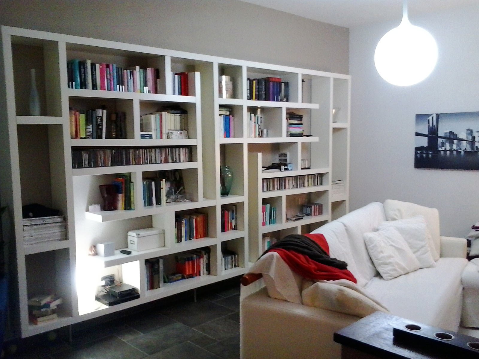 Una maxi libreria fatta di mensole. orizzontali e verticali cose ...