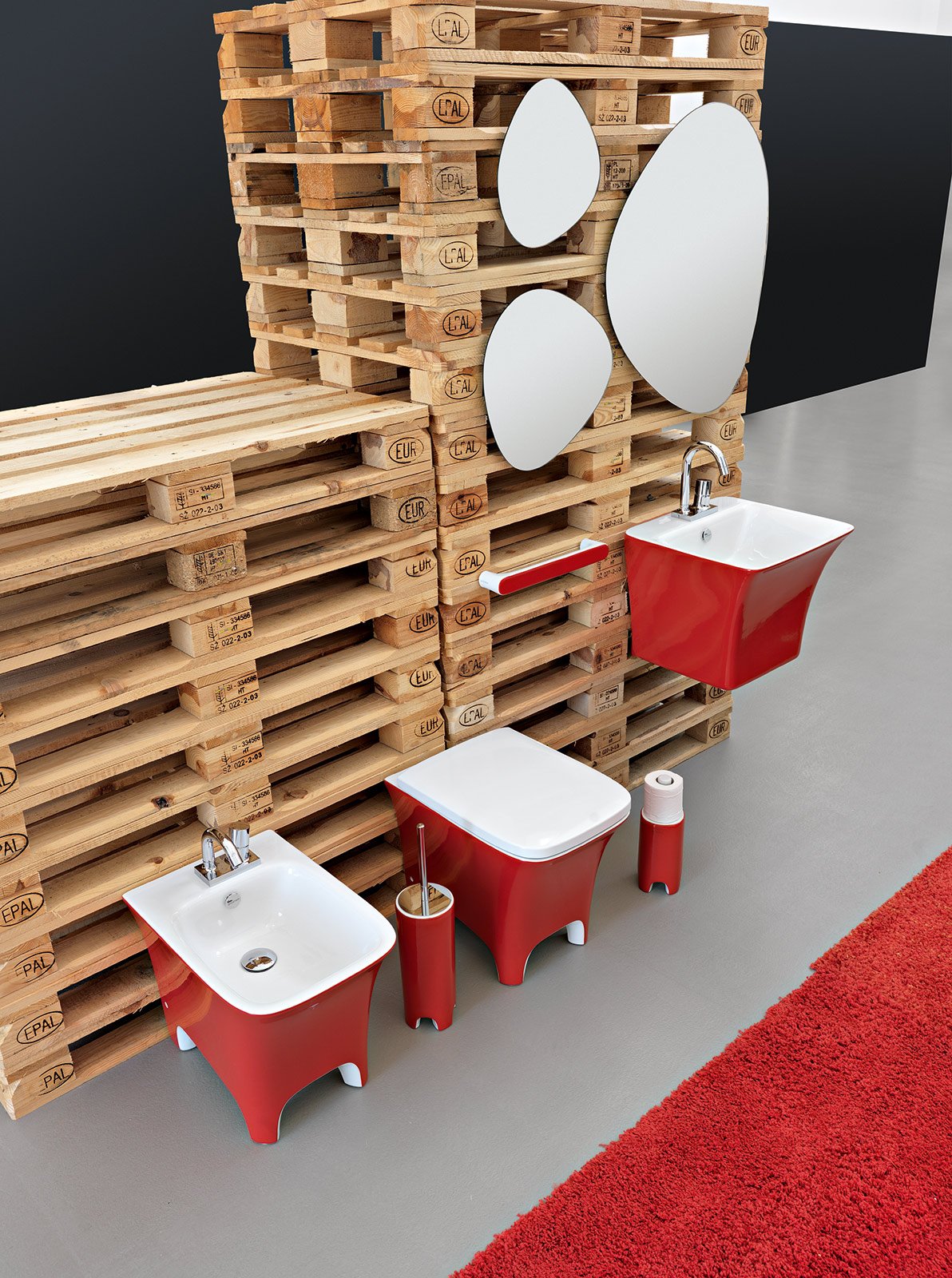 Bagno: rosso per piastrelle, sanitari, complementi cose di casa