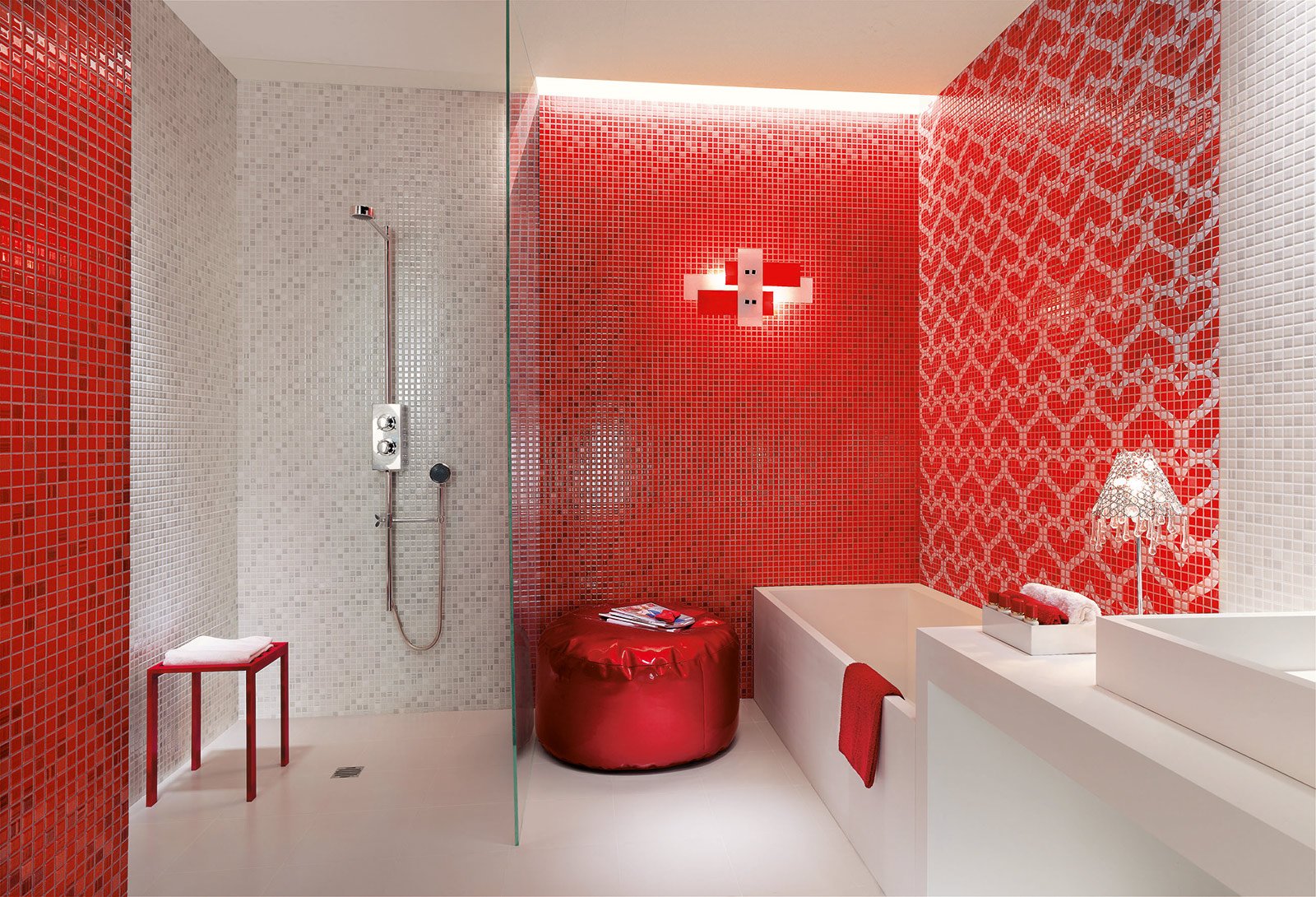 Bagno: rosso per piastrelle, sanitari, complementi cose di casa