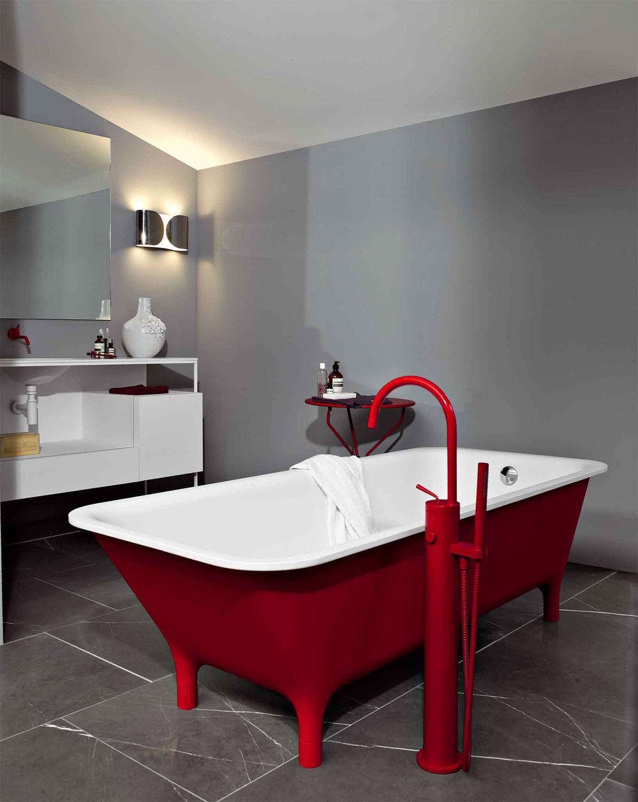 Bagno: rosso per piastrelle, sanitari, complementi cose di casa Camerette bianche e rosse
