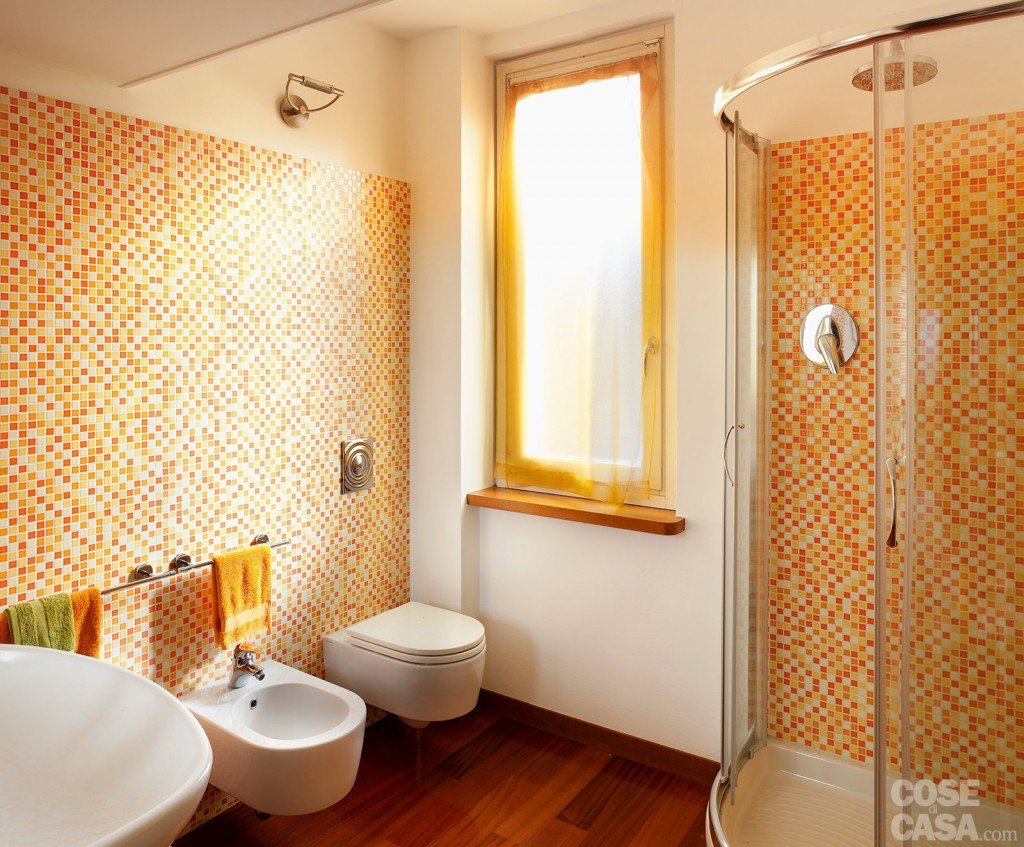 Pensile bagno colorato: arredo di un bagno design moderno colorato ...