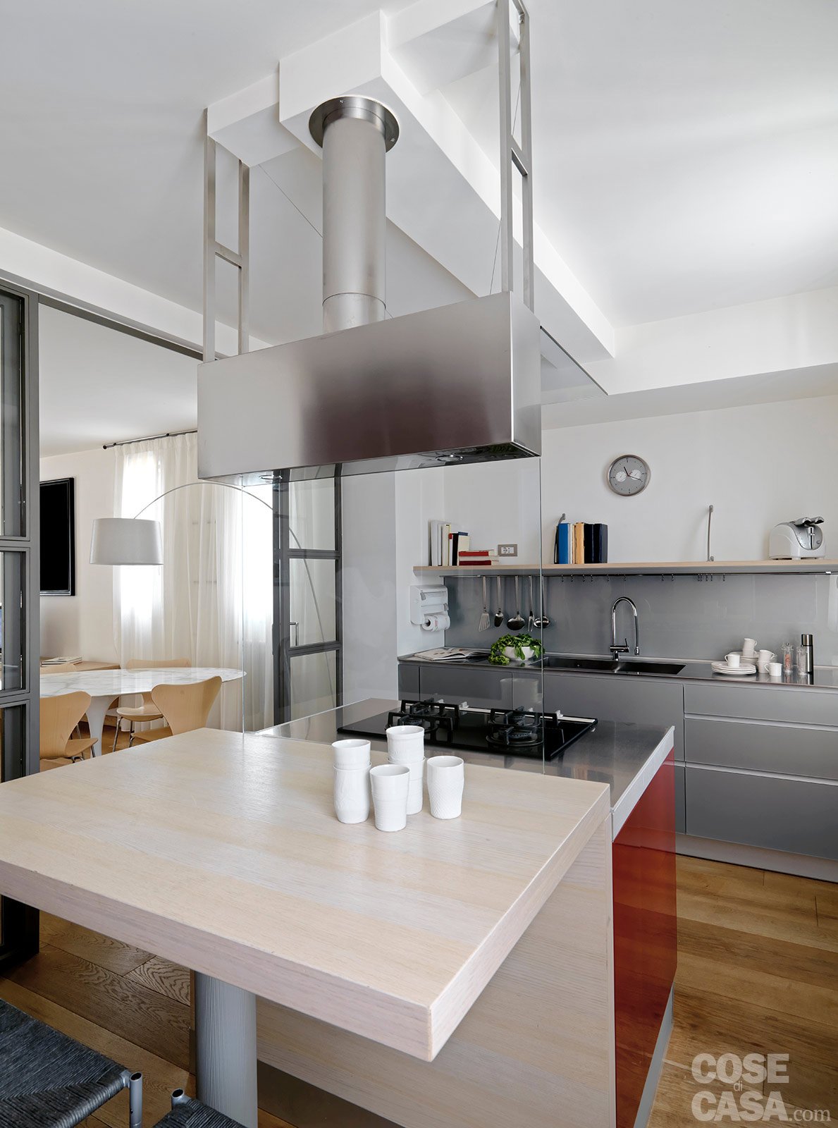 Una casa con zona giorno open space e camera sottotetto cose di casa