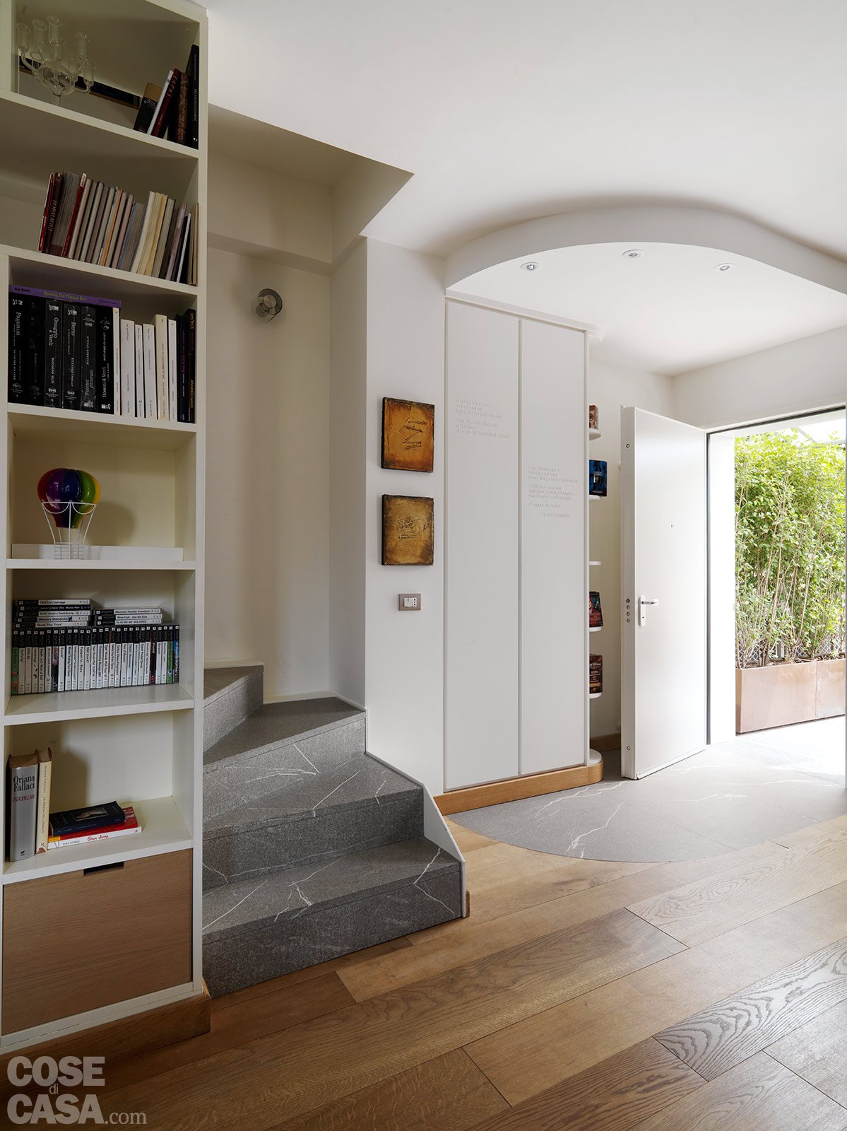 Una casa con zona giorno open space e camera sottotetto cose di casa Scaletta scorrevole per libreria