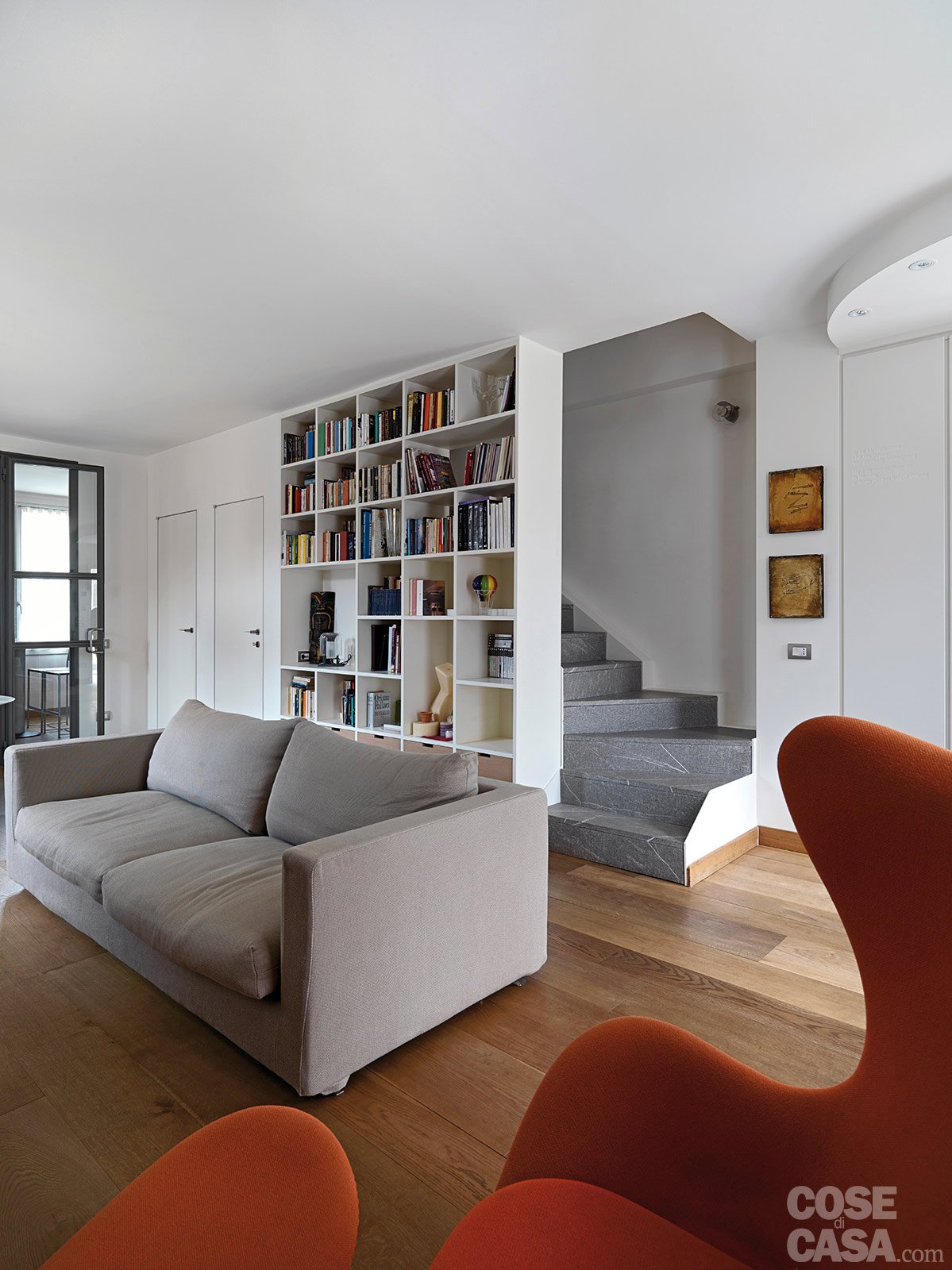 Una casa con zona giorno open space e camera sottotetto cose di casa