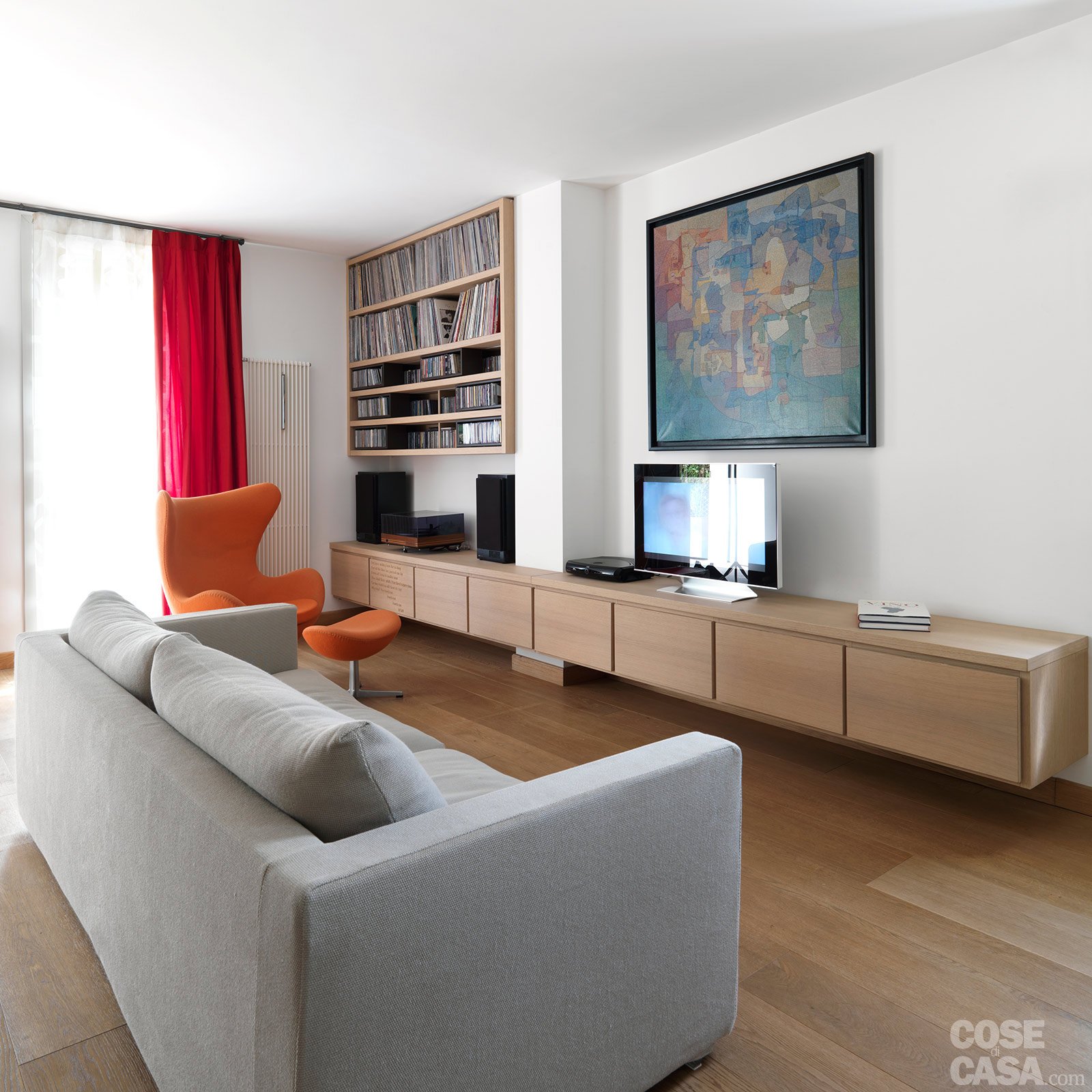 Una casa con zona giorno open space e camera sottotetto cose di casa