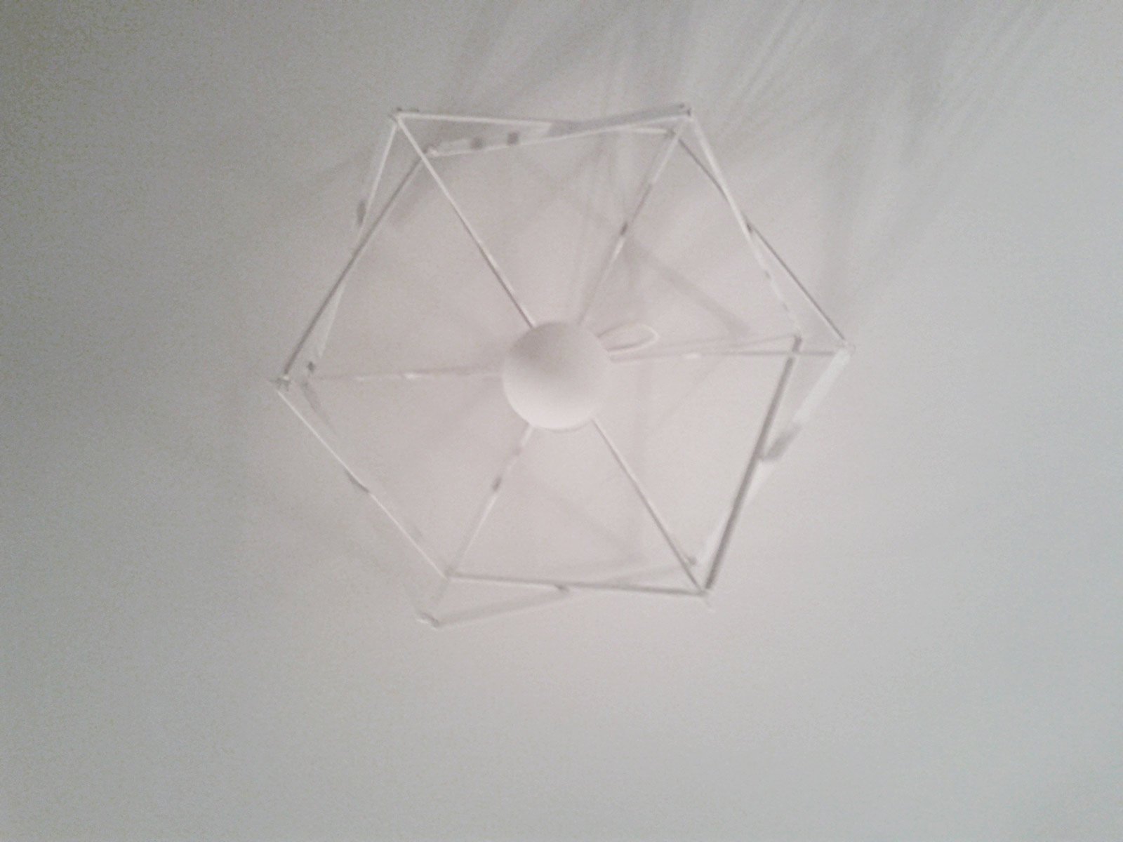 Lampade cucina fai da te: carta riciclata per il lampadario.