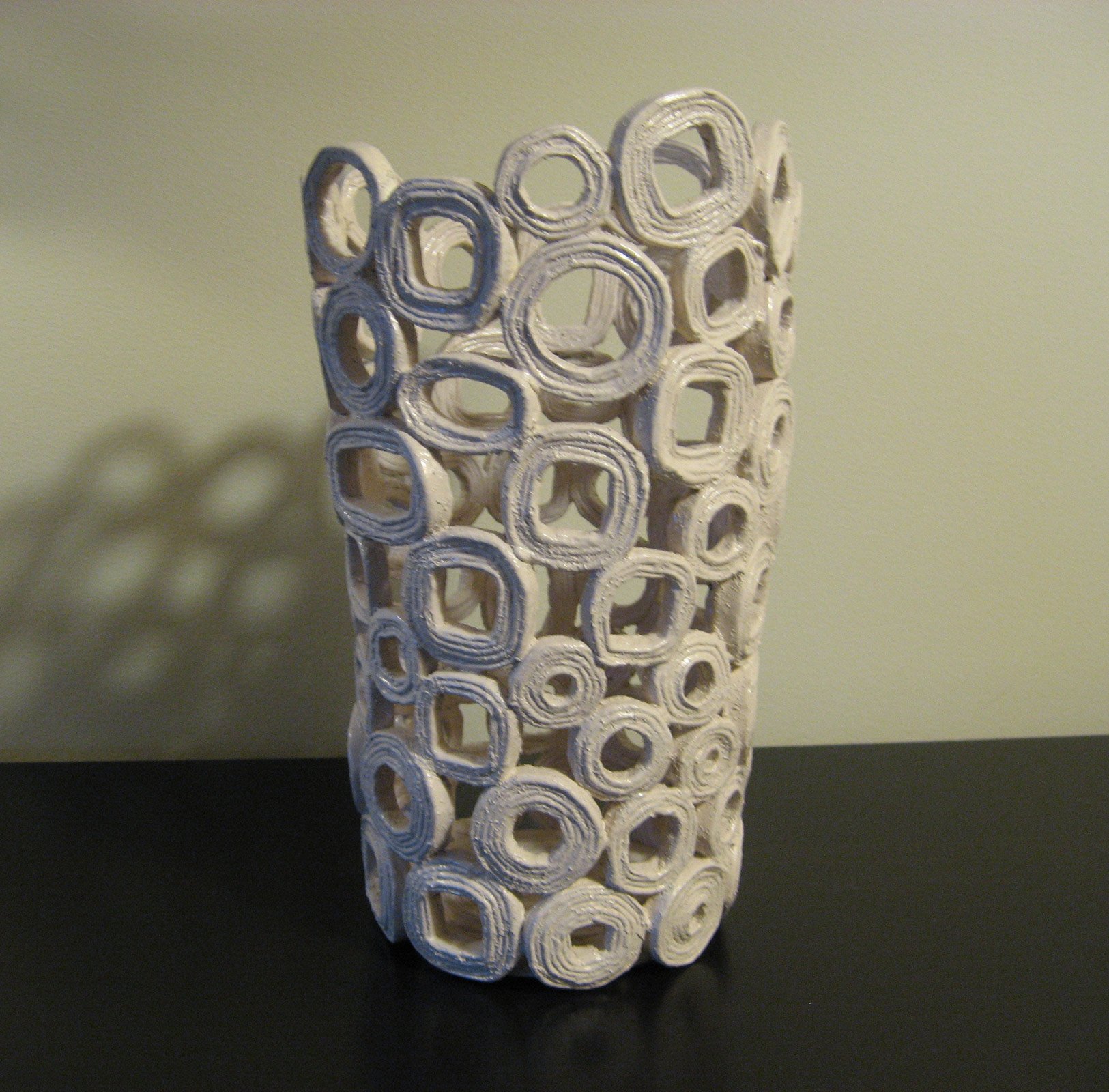 Con carta di riciclo, cestini, ciotole e vasi decorativi cose di ...