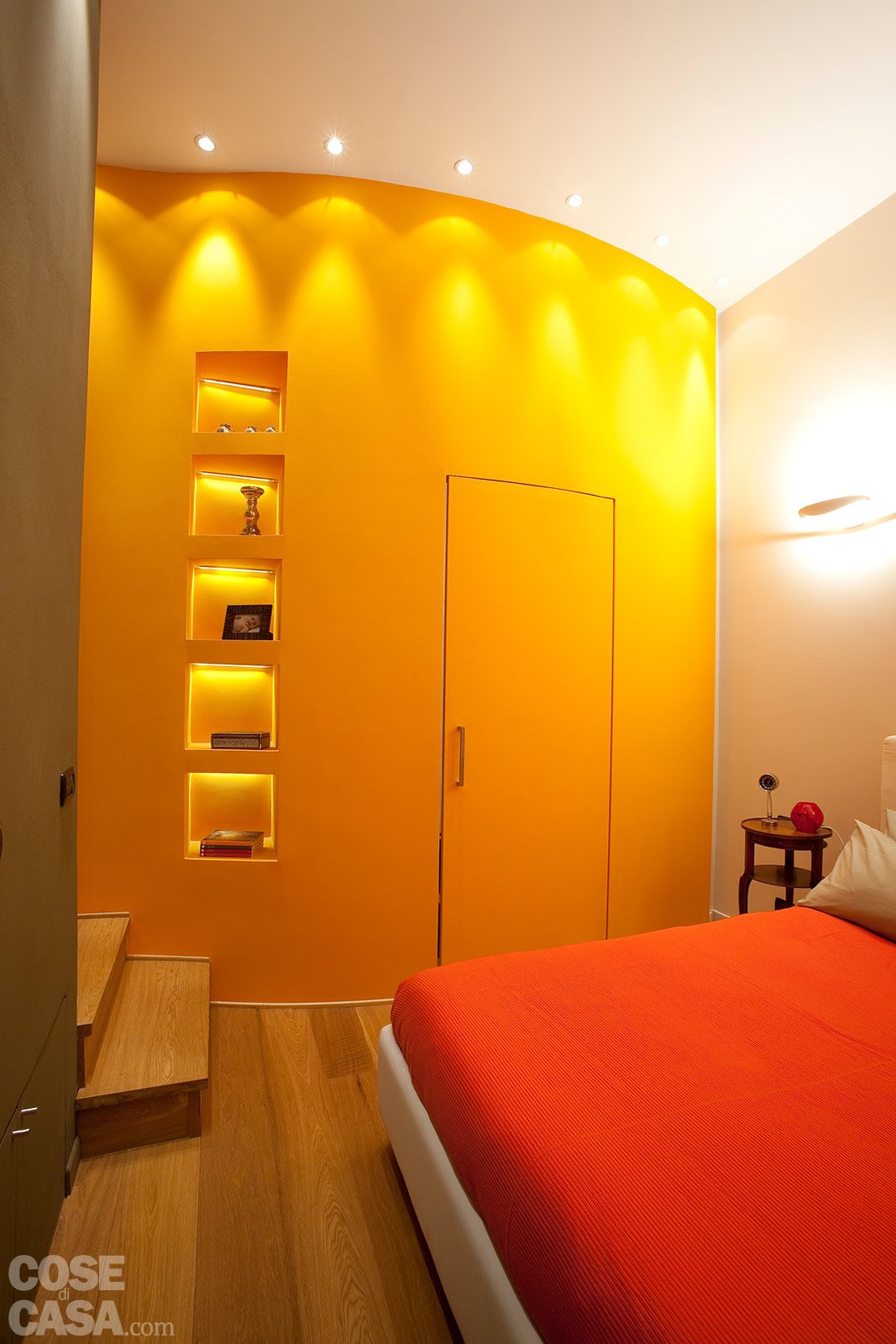 Una casa mini. con curve e nicchie risolutive cose di casa