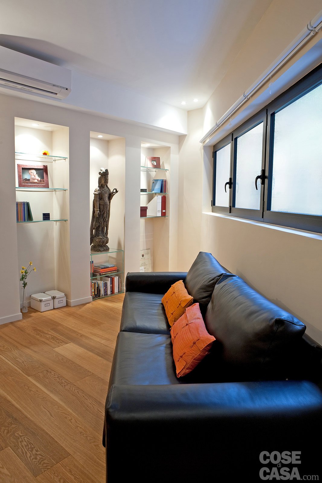 Una casa mini. con curve e nicchie risolutive cose di casa