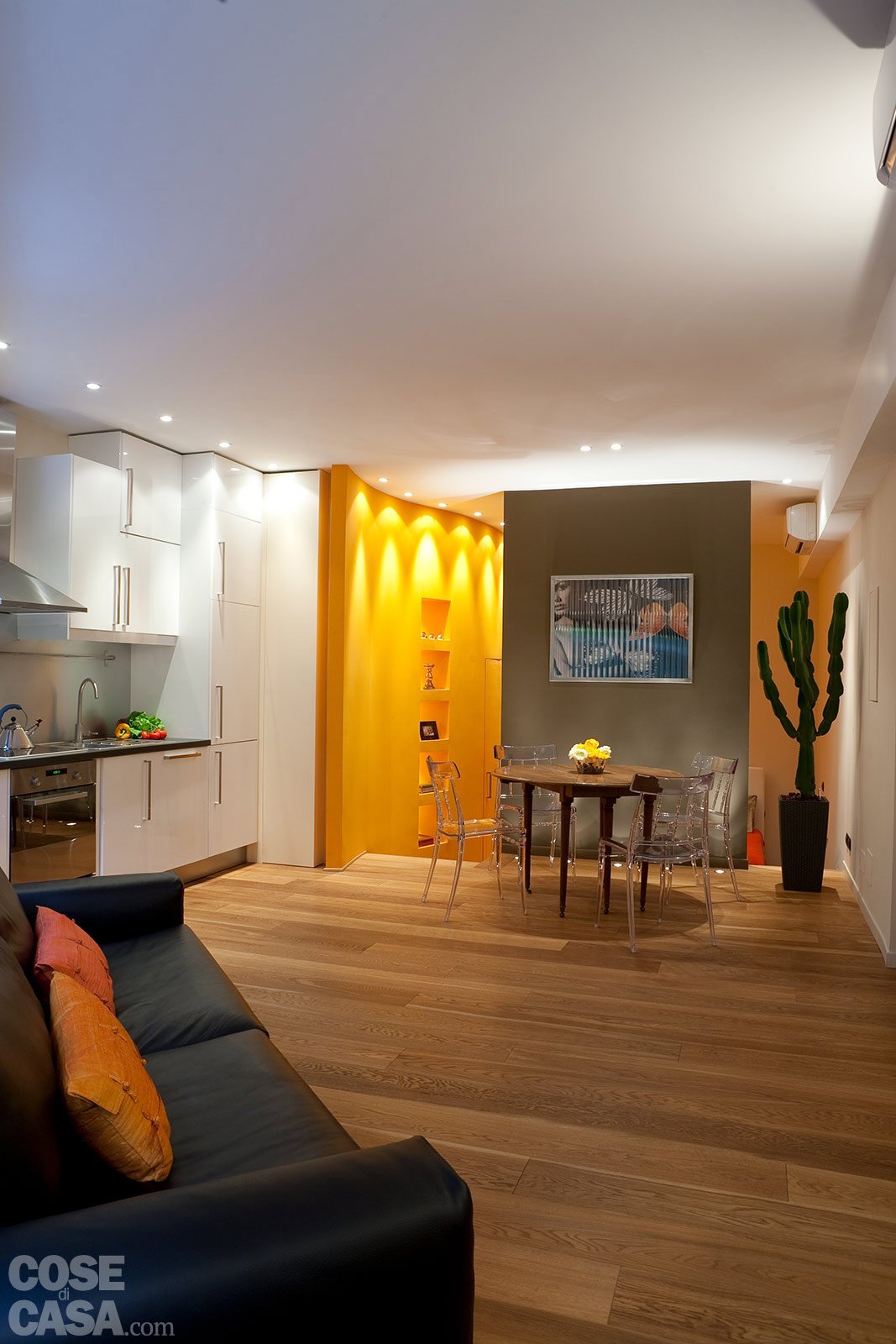 Una casa mini. con curve e nicchie risolutive cose di casa