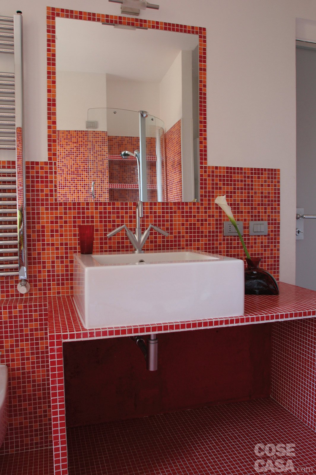 Bagno con mosaico rosso: clicca sulle immagini per vederle fullscreen.