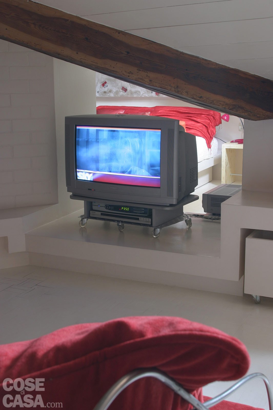 45 mq: una casa in bianco e rosso cose di casa Mobile sospeso tv aperto