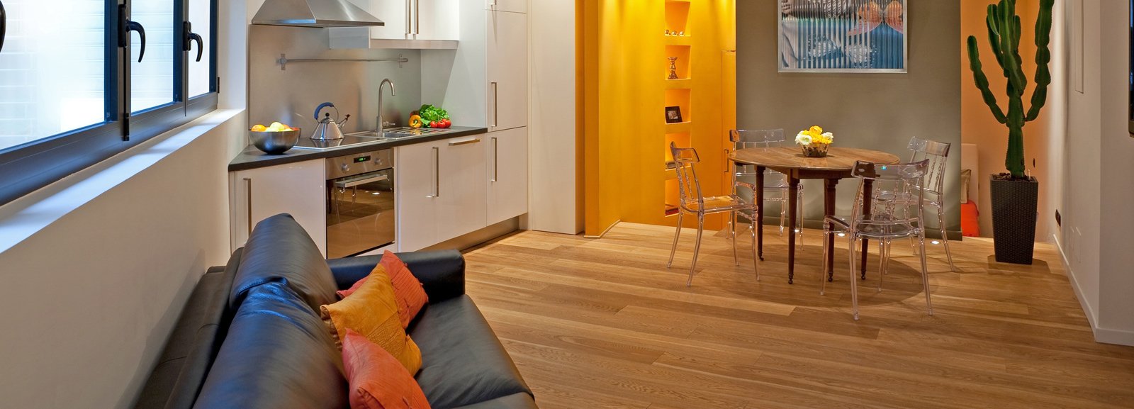 Una casa mini. con curve e nicchie risolutive cose di casa