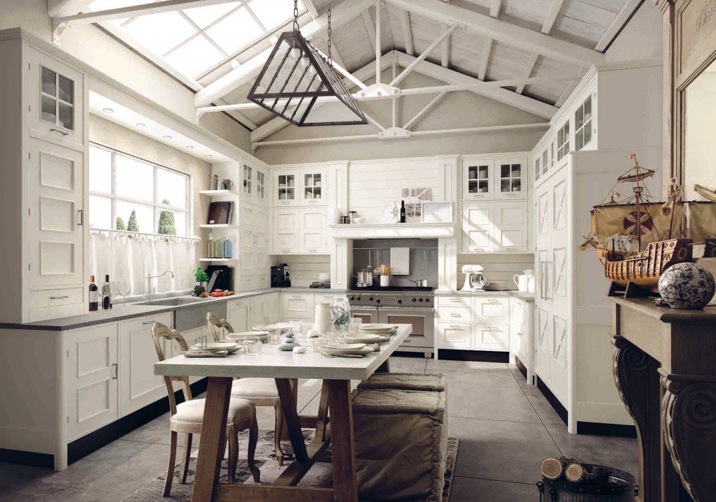  Legno di primissima qualità e lavorazione artigianale per Montserrat di Marchi Group che è resa speciale dai dettagli: le maniglie in finitura britannio finemente cesellate, le cerniere in metallo cromato o il piano laccato del tavolo in cui è visibile la venatura del legno massello. La cappa è in acciaio opacizzato con un profilo arrotondato. Misura L 5 x P 3 x H 2,70 metri, prezzo della versione base 15.000 euro. www.marchicucine.com