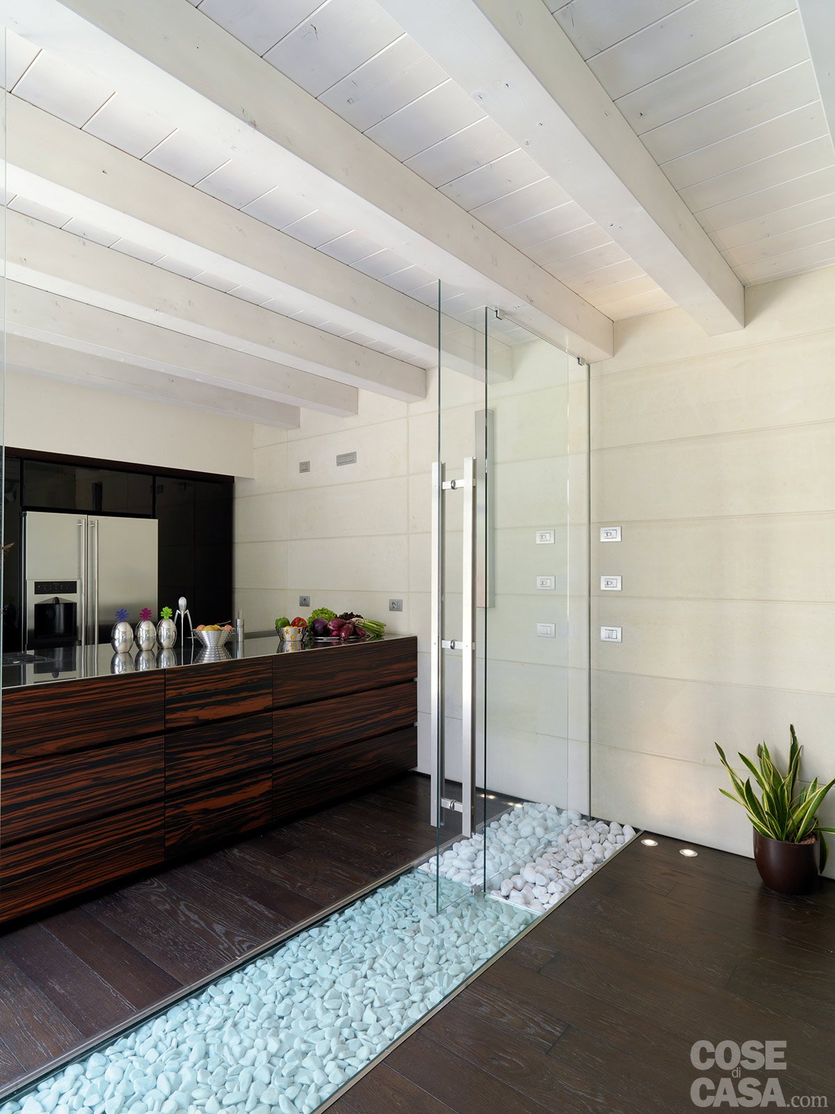 Una casa con un patio centrale che illumina e collega cose di casa