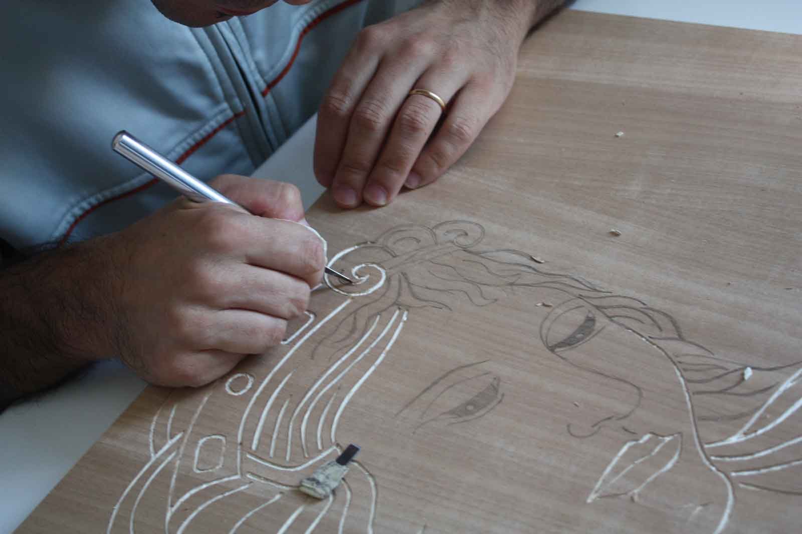 Rinnovare la cucina decorando le ante con incisione cose di casa