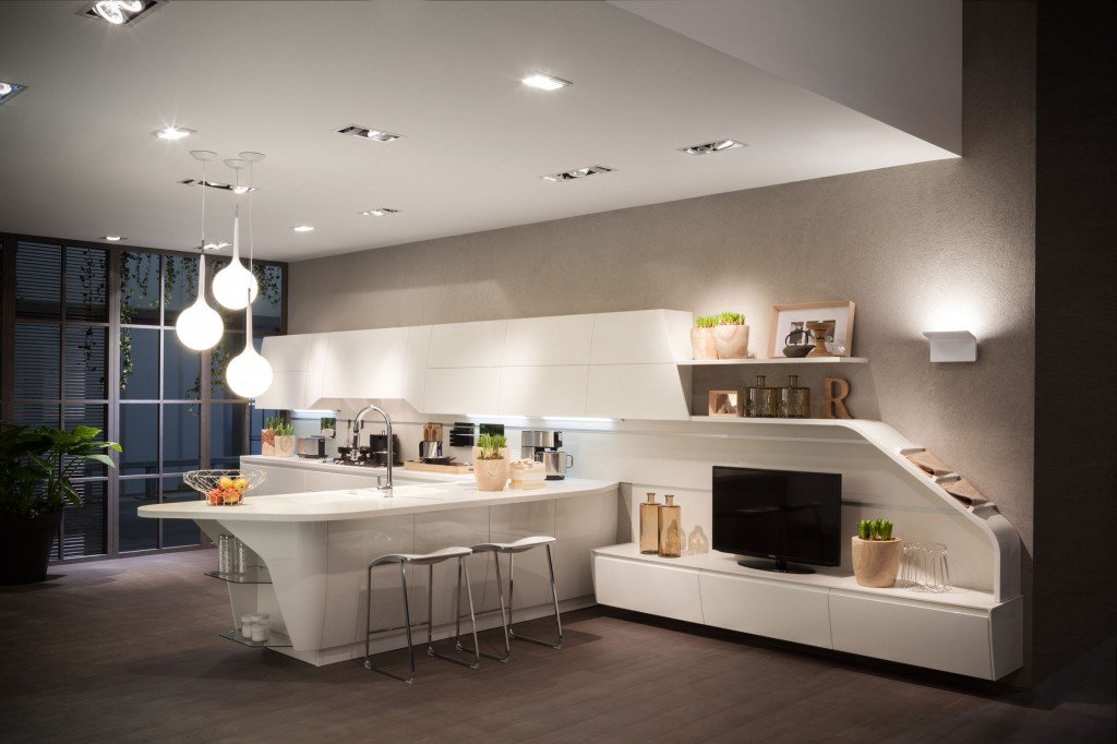 Flux Swing di Scavolini (Giugiaro Design) si rinnova con soluzioni pensate per una cucina perfettamente integrata nella zona soggiorno: i due ambienti si fondono grazie a un elemento a nastro dal carattere scultoreo, che disegna un inedito effetto a scivolo e che riprende la linea aerodinamica del tavolo. Altre peculiarità la cappa integrata a incasso, che scompare totalmente alla vista, e la maniglia nascosta sulla testa delle ante. Una soluzione dall’identità precisa, completata da elementi funzionali come le basi con cestello di acciaio e vetro, lo schienale di acciaio con accessori calamitati, il sistema di illuminazione per basi e cestelli. La struttura è Grigio Alluminio mentre le ante sono disponibili in diverse versioni: laccato lucido o opaco in trenta colori, laccato metallizzato in grigio, rosso, viola, acciaio, vetro con telaio di alluminio. Prezzo su richiesta. www.scavolini.com