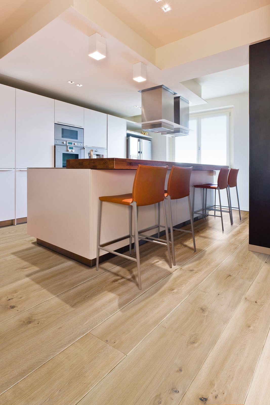 Soggiorno moderno con pavimento in cotto: imbiancare casa il ... Cucina stile paris bianca
