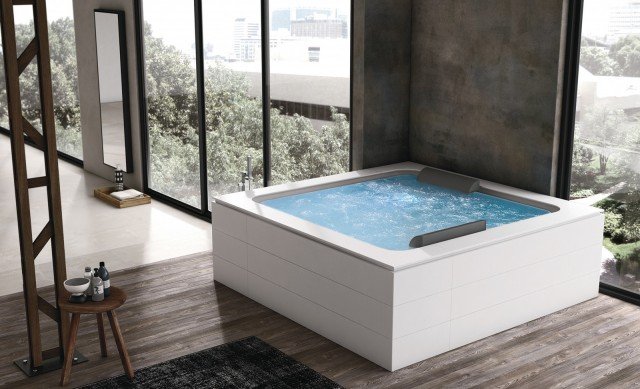 Bolla Q di Hafro è una minipiscina da interno da 190 x 190 cm, pensata per l’installazione a incasso. Il bacino di raccolta perimetrale garantisce il riempimento a sfioro, mentre il riscaldatore mantiene l’acqua sempre alla temperatura desiderata. È disponibile anche nella versione con ricircolo automatico. Prezzo su richiesta. www.hafro.it Bolla Q di Hafro è una minipiscina da interno da 190 x 190 cm, pensata per l’installazione a incasso. Il bacino di raccolta perimetrale garantisce il riempimento a sfioro, mentre il riscaldatore mantiene l’acqua sempre alla temperatura desiderata. È disponibile anche nella versione con ricircolo automatico. Prezzo su richiesta. www.hafro.it