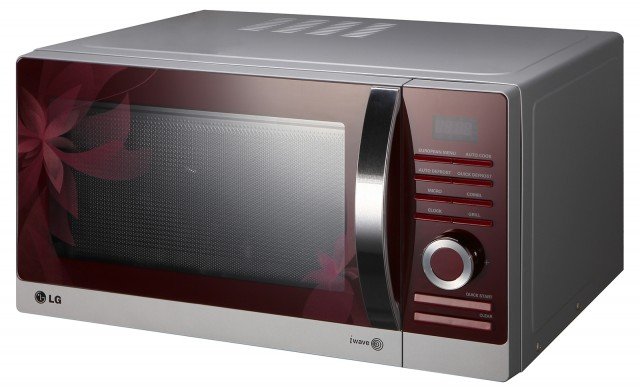 Il microonde Flower di LG è dotato del kit Steam Chef, ideale per la cottura a vapore di pesce e verdure, del piatto Crispy, per dorare alla base pizze e torte salate e di due griglie di altezze per grigliare, rosolare o gratinare alla perfezione gli alimenti. Capiente 28 litri, ha potenza di 900 watt e misura L 51 x P 44,4 x H 28,6 cm. Prezzo 199 euro. www.lge.it Il microonde Flower di LG è dotato del kit Steam Chef, ideale per la cottura a vapore di pesce e verdure, del piatto Crispy, per dorare alla base pizze e torte salate e di due griglie di altezze per grigliare, rosolare o gratinare alla perfezione gli alimenti. Capiente 28 litri, ha potenza di 900 watt e misura L 51 x P 44,4 x H 28,6 cm. Prezzo 199 euro. www.lge.it