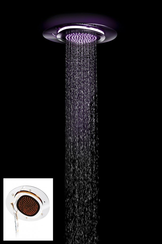 Il soffione Synergy Showers di Fir Italia trasforma la doccia in una esperienza sensoriale grazie al disegno organico, al sistema di cromoterapia e a tre tipi di getti d’acqua (pioggia tropicale, nube di gocce, cascata idromassaggio per la cervicale) gestibili con telecomando impermeabile. Per l’installazione è necessario solo il tubo tradizionale di alimentazione dell’acqua, poiché la deviazione nei tre condotti del soffione avviene per mezzo di elettrovalvola. Prezzo su richiesta. www.fir-italia.it Il soffione Synergy Showers di Fir Italia trasforma la doccia in una esperienza sensoriale grazie al disegno organico, al sistema di cromoterapia e a tre tipi di getti d’acqua (pioggia tropicale, nube di gocce, cascata idromassaggio per la cervicale) gestibili con telecomando impermeabile. Per l’installazione è necessario solo il tubo tradizionale di alimentazione dell’acqua, poiché la deviazione nei tre condotti del soffione avviene per mezzo di elettrovalvola. Prezzo su richiesta. www.fir-italia.it