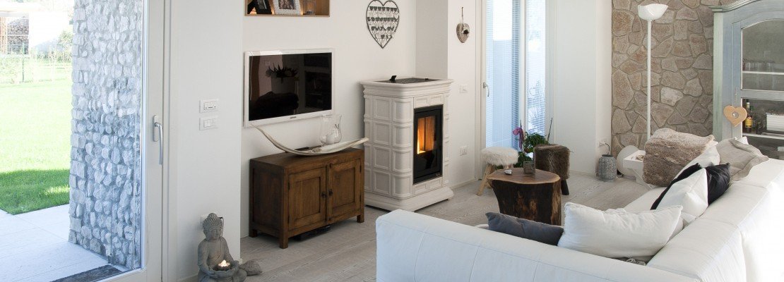 Per la casa country chic, la stufa in ceramica bianca è perfetta ... Soggiorno con camino classico