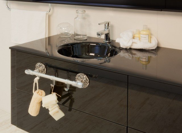 L’asta corta con ganci di colore trasparente della collezione Secret di Momylù è un comodo accessorio per avere tutto sempre a portata di mano. La ventosa ha un’aderenza perfetta su svariati materiali, come il vetro, il plexiglas, le superfici laccate lucide, e una portata di 5 kg. Ha una lunghezza di 37 cm. Prezzo, Iva esclusa, 14,50 euro. www.momylu.it L’asta corta con ganci di colore trasparente della collezione Secret di Momylù è un comodo accessorio per avere tutto sempre a portata di mano. La ventosa ha un’aderenza perfetta su svariati materiali, come il vetro, il plexiglas, le superfici laccate lucide, e una portata di 5 kg. Ha una lunghezza di 37 cm. Prezzo, Iva esclusa, 14,50 euro. www.momylu.it