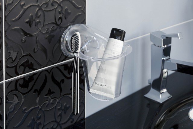 Il portaspazzolini della collezione Muving di Bama Group si applica con una ventosa che si sgancia con un semplice gesto grazie al vacuum system. Realizzato in policarbonato, è disponibile nella versione bianca e trasparente. Misura L 12,2 x P 13,1 x H 12,8 cm. Prezzo 5,90 euro. www.bamagroup.com Il portaspazzolini della collezione Muving di Bama Group si applica con una ventosa che si sgancia con un semplice gesto grazie al vacuum system. Realizzato in policarbonato, è disponibile nella versione bianca e trasparente. Misura L 12,2 x P 13,1 x H 12,8 cm. Prezzo 5,90 euro. www.bamagroup.com