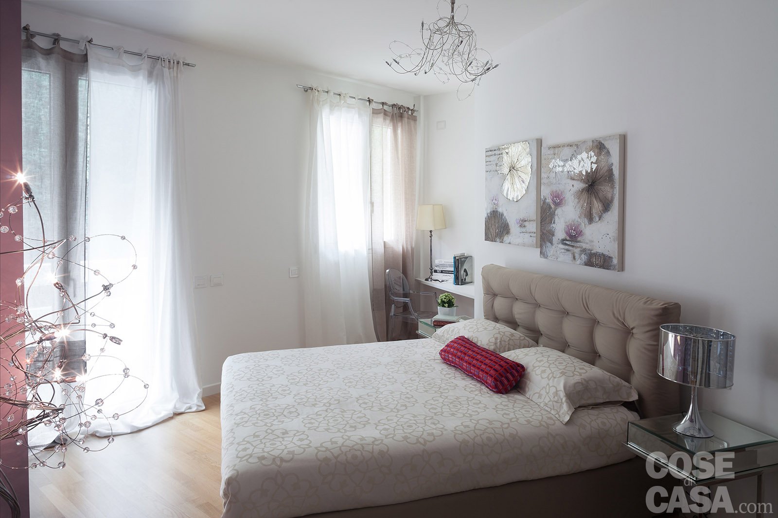 Open space contemporaneo: una casa di 100 mq che sembra più grande ... Tenda bianca e grigia
