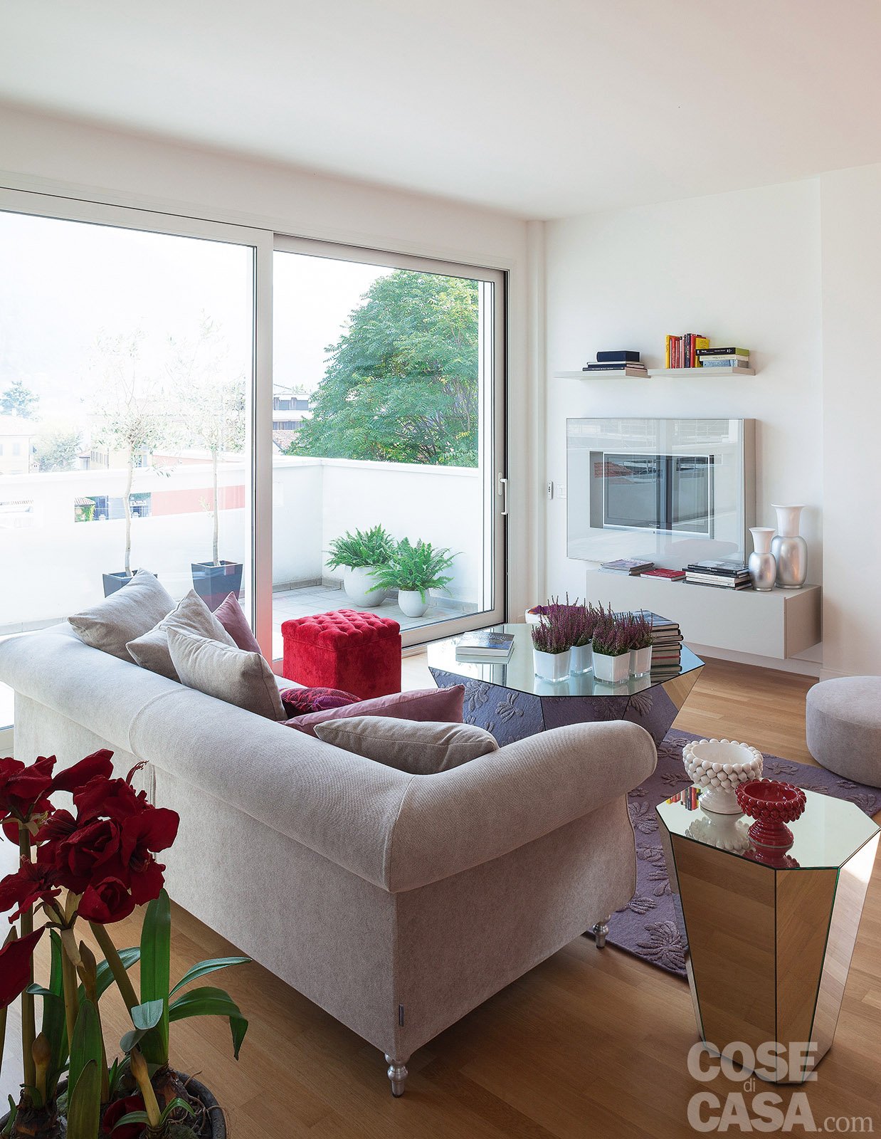 Open space contemporaneo: una casa di 100 mq che sembra più grande ... Mobile sospeso tv aperto