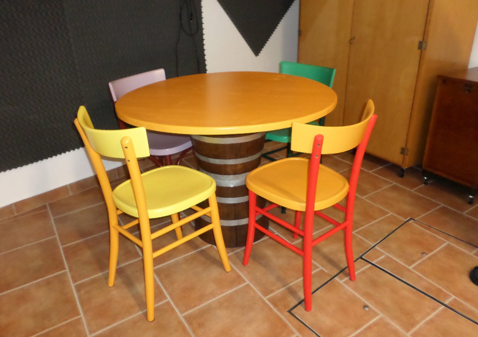 Riciclo creativo: un tavolo con due mezze botti assemblate cose ...