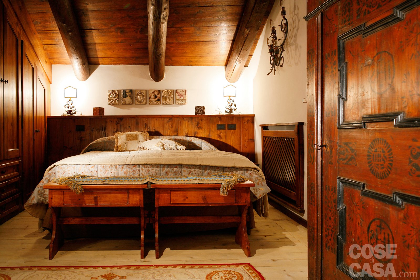 Lampade sopra letto: appartamento in un palazzo del 19° secolo a ...
