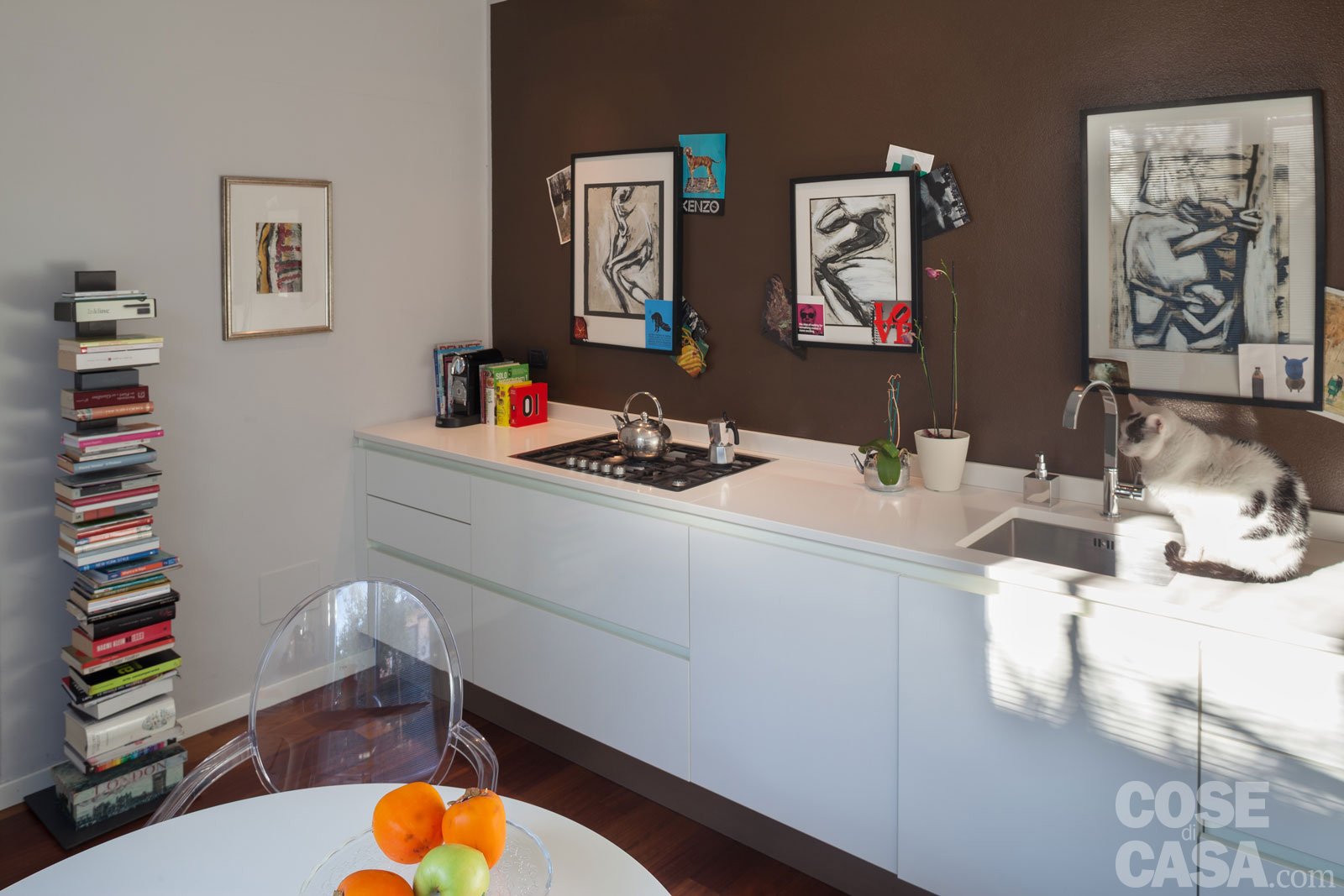 Una casa che punta sui contrasti e sul design cose di casa Tavolo pranzo rotondo kartell