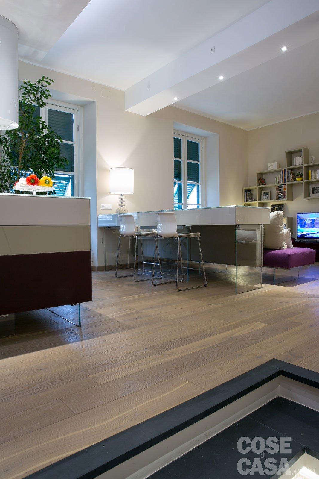 Una casa new classic a tinte vivaci cose di casa Lampadario soffitto beige marrone